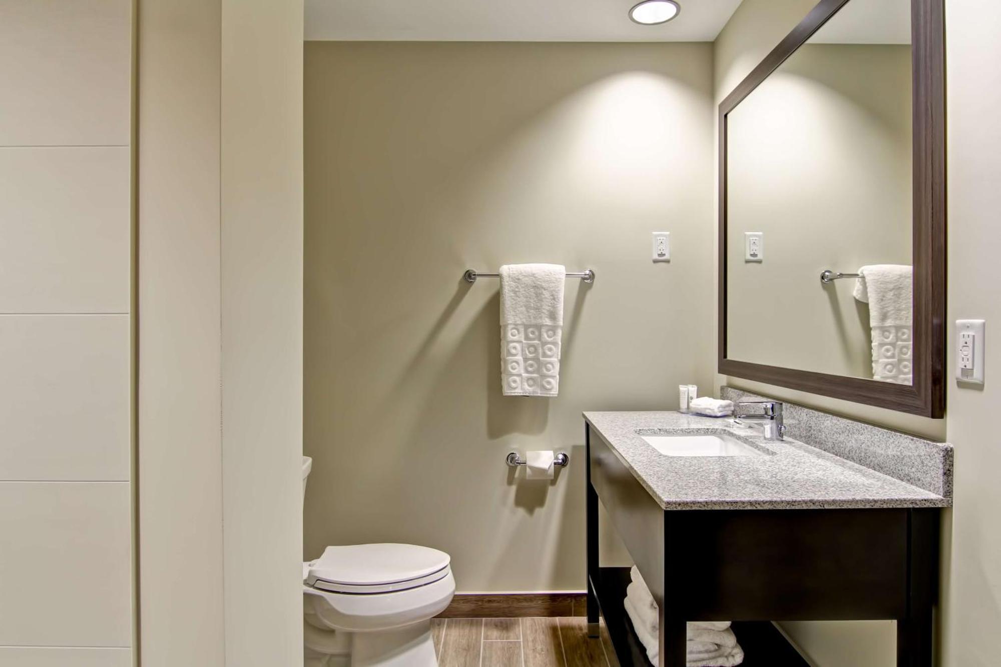 Best Western London Airport Inn & Suites Экстерьер фото