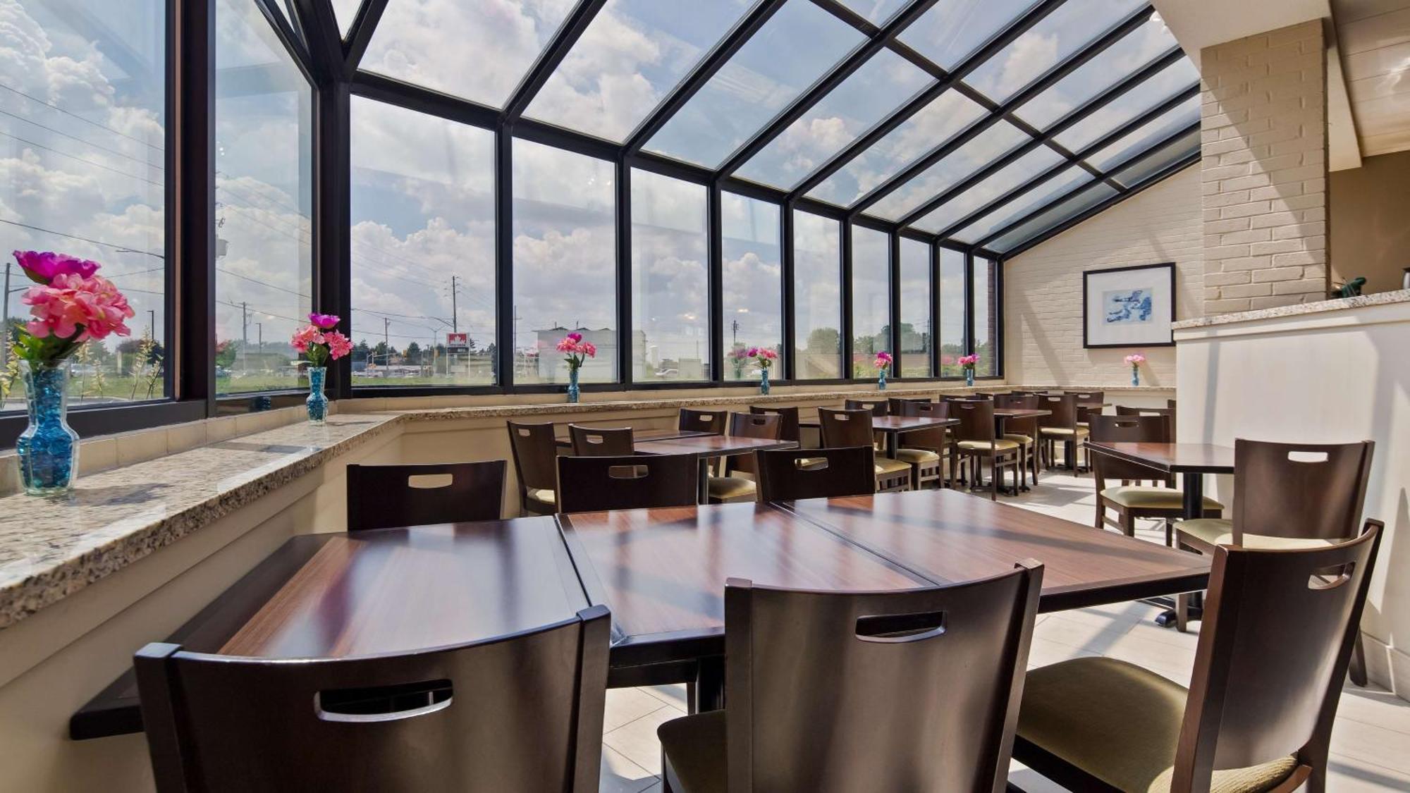Best Western London Airport Inn & Suites Экстерьер фото