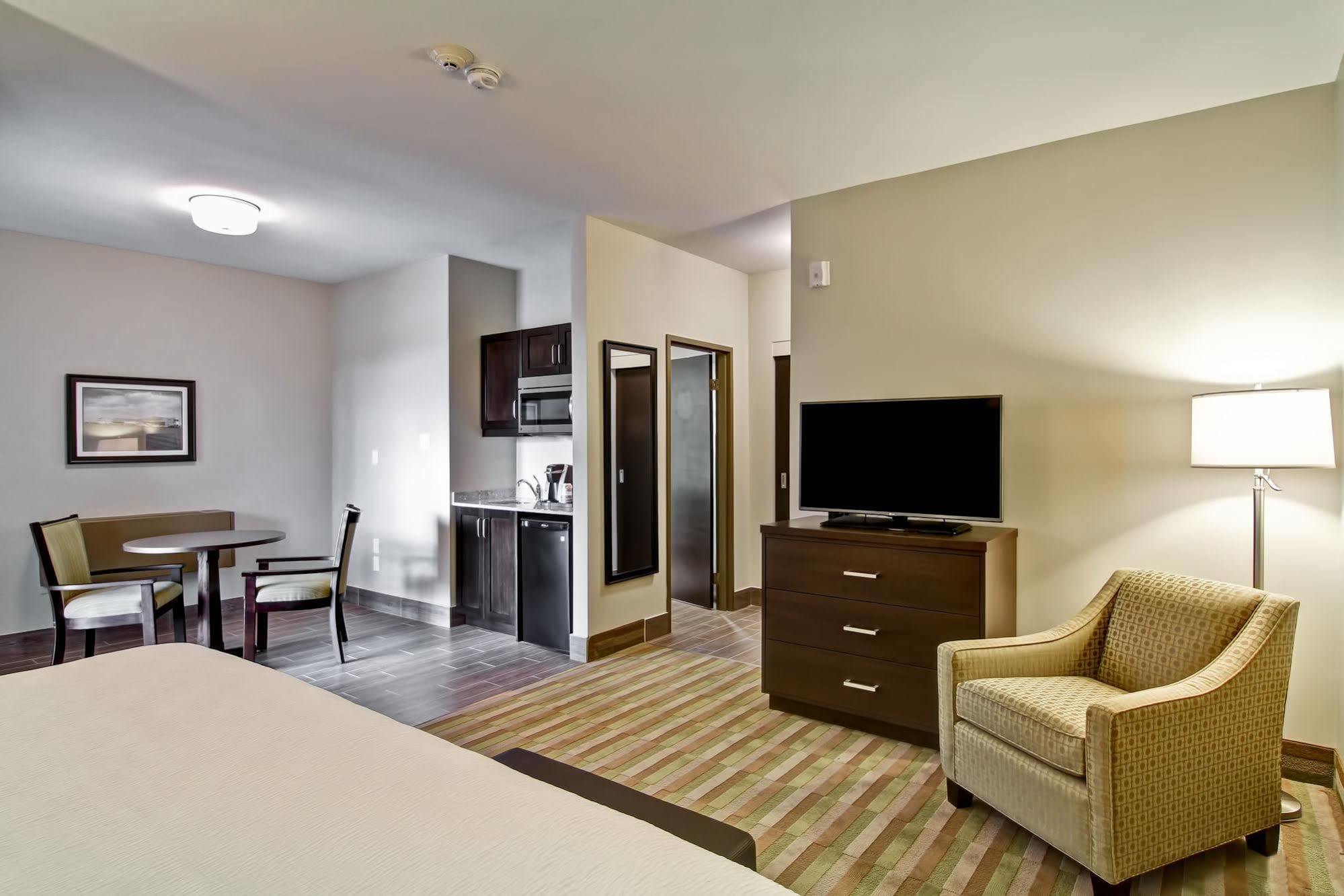 Best Western London Airport Inn & Suites Экстерьер фото